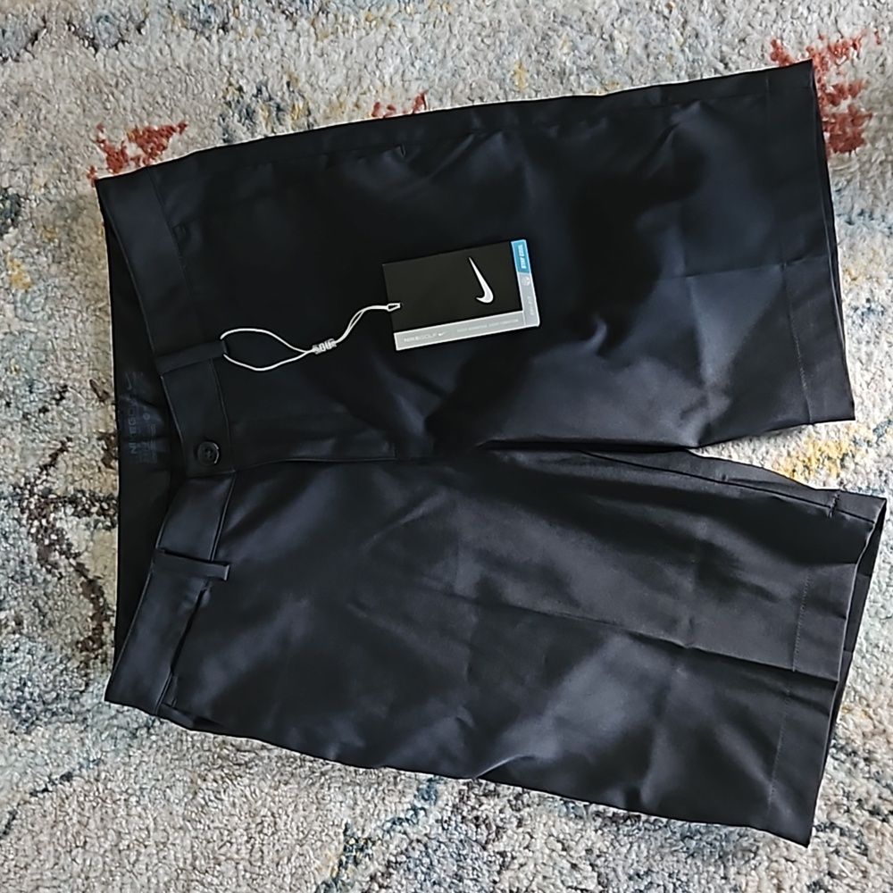 NWT  Nike Boys black dri fit  golf short size medium.